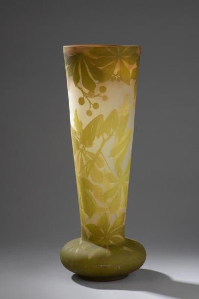 null Etablissement GALLE (1904 - 1936).

Grand vase berluze à col évasé en verre...