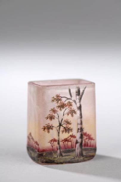 null DAUM. 

Vase miniature de section rectangulaire en verre rose gravé à l'acide...