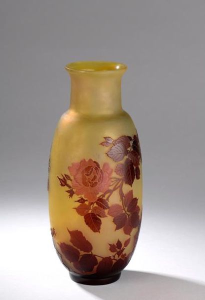 null Etablissement GALLÉ.

Vase oblong à col rétréci en verre multicouche jaune,...
