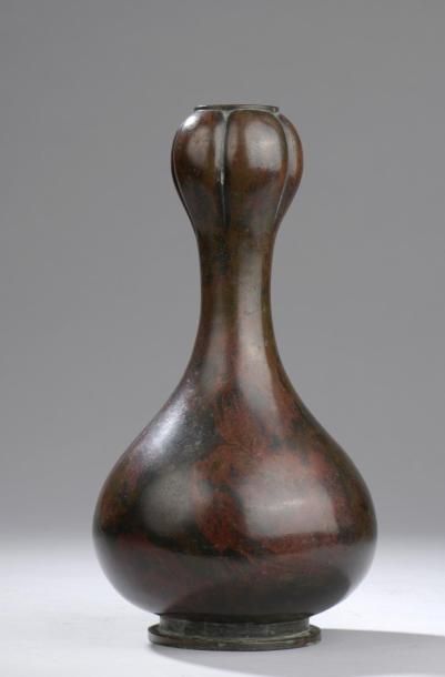 null Vase de forme "suantouping" (gousse d'ail) en bronze à patine brun rouge (légèrement...