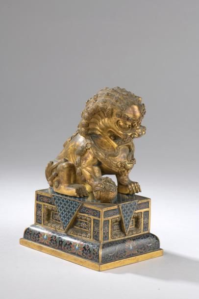 null Statuette de chimère en bronze doré assise, la boule de pouvoir sous sa patte...