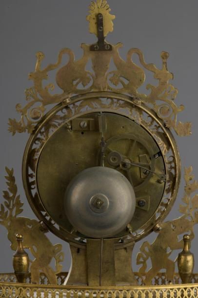 null Pendule portique de section ovale en bronze ajouré, ciselé et doré. Le cadran...