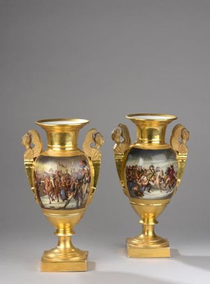 null Paire de vases à piédouche en porcelaine de Paris émaillée et dorée (usures...