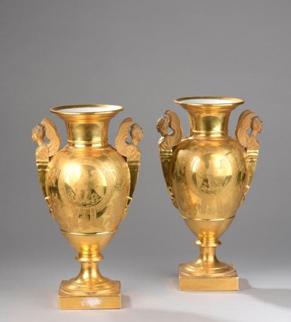 null Paire de vases à piédouche en porcelaine de Paris émaillée et dorée (usures...