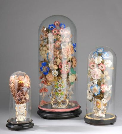 null Trois vases de mariée en porcelaine de Paris garnis de fleurs séchées ou artificielles...