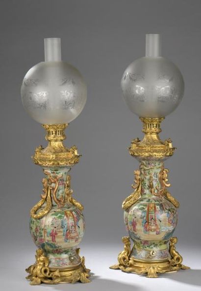 null Paire de lampes formées de vases en porcelaine de Canton, à décor émaillé de...