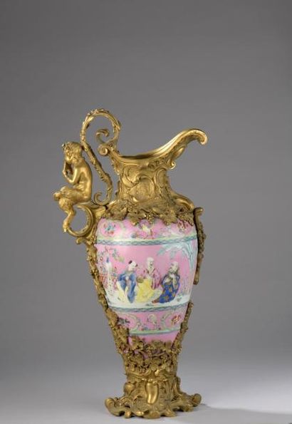 null Importante aiguière en porcelaine de la Chine ornée de lettrés débattant, volatiles...