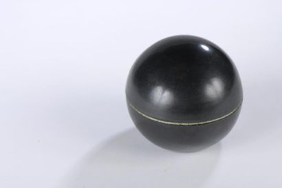 null Denise GATARD (1921 - 1992).

Boîte boule en céramique émaillée noire à l'extérieur,...