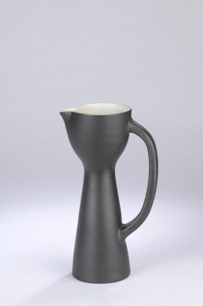 null Pol CHAMBOST (1906 - 1983).

Cruche en céramique noir mat, l'intérieur blanc....