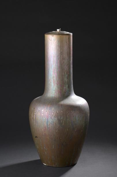 null Clément MASSIER (1844 - 1917).

Vase balustre à long col en grès émaillé rose...