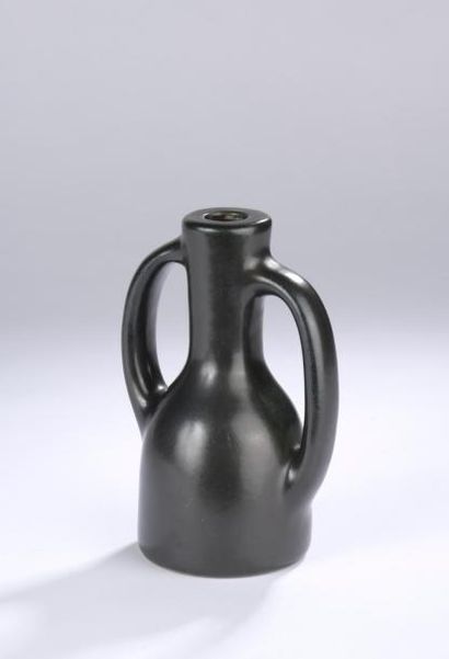 null Pol CHAMBOST (1906 - 1983).

Petit vase soliflore de forme bouteille à deux...