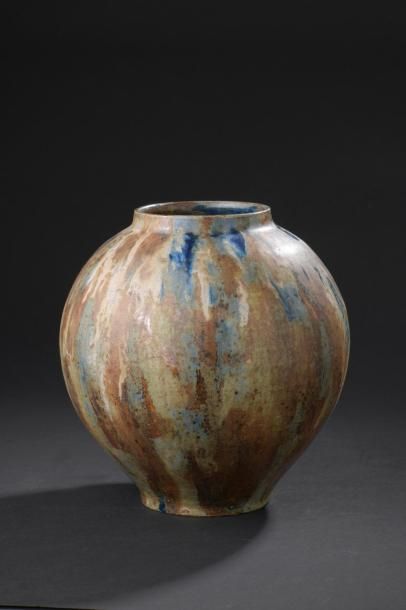 null Roger GUÉRIN (1896 - 1954).

Vase ovoïde en grés émaillé brun et bleu.

Signé...