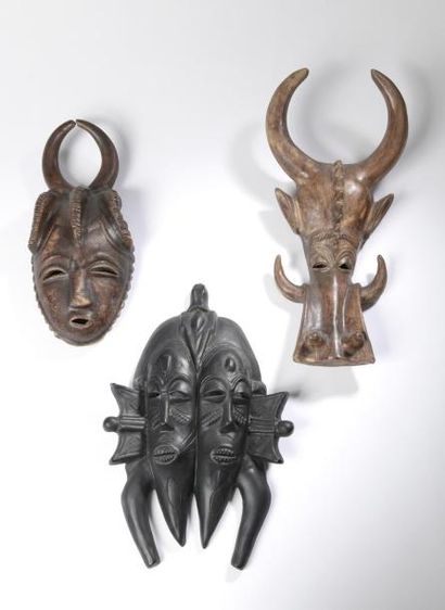 null Jacques SAGAN (XXe siècle).

Trois masques africains en céramique patinée, signés...