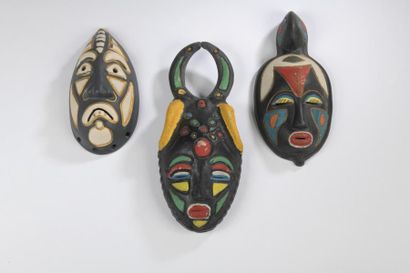 null Jacques SAGAN (XXe siècle).

Trois masques africains en céramique peinte en...
