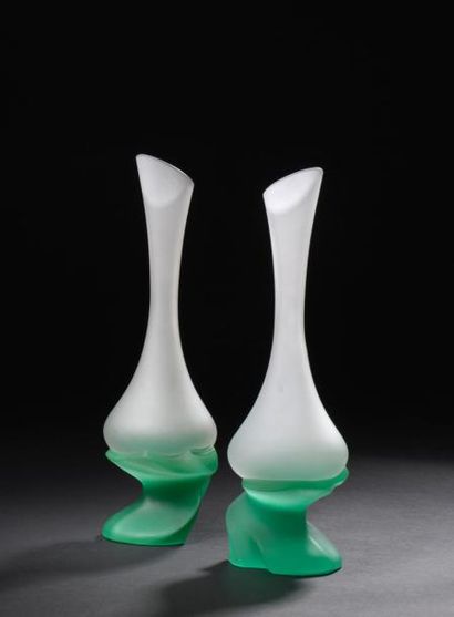 null Paire de vases soliflores en cristal givré vert et blanc, la base de forme libre,...