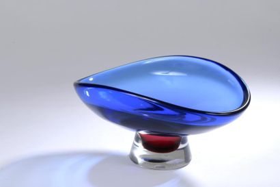 null Coupe ovale sur pied en verre soufflé bleu, incolore et rouge.

Travail italien,...