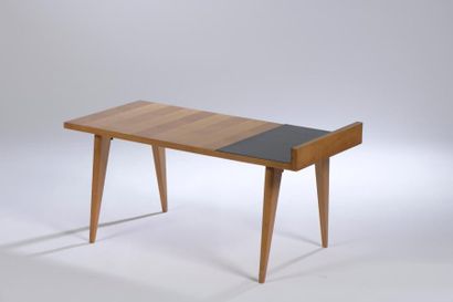 null Dans le goût d'André MONPOIX (1925 - 1976).

Table basse rectangulaire en placage...