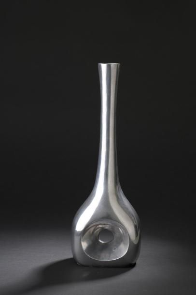 null Vase à long col et panse ajourée en métal chromé (rayures et petites piqûres).

Vers...