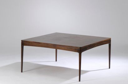 null Table basse carrée en palissandre, reposant sur quatre fins pieds fuselés (petites...
