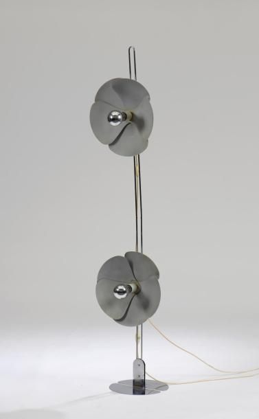 null Olivier MOURGUE (né en 1939).

Lampadaire à deux fleurs en aluminium (piqûres).

Vers...