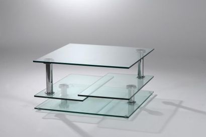 null Table basse carrée à quatre plateaux de verre pivotant sur une structure tubulaire...