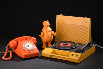 null Tourne-disque en PVC jaune "modèle 180" de la Maison RADIOLA.

Vers 1970.

Haut....
