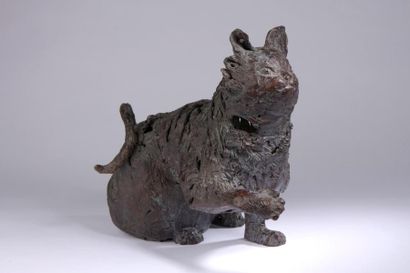 null Bernadette KANTER (née en 1950).

Chat assis la patte antérieure droite levée.

Bronze...