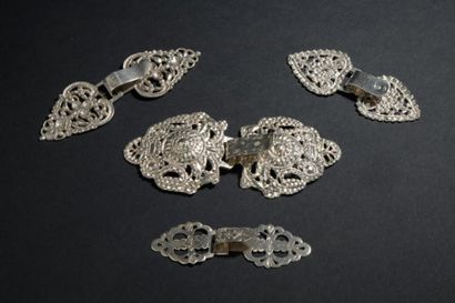 null Deux boucles de ceinture en argent de forme lancéolée en argent repoussé et...