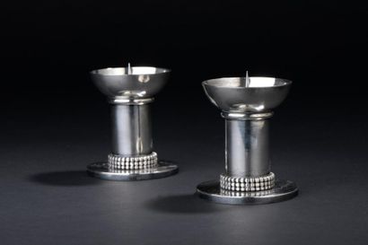 null Jean DESPRES (1889 - 1980).

Paire de petits pique-cierges en métal argenté,...