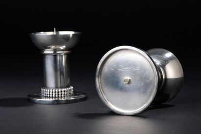 null Jean DESPRES (1889 - 1980).

Paire de petits pique-cierges en métal argenté,...