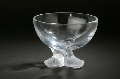 null LALIQUE France.

Coupe en cristal moulé pressé blanc et satiné, modèle "Igor",...