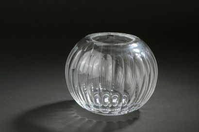 null Attribué à SAINT LOUIS.

Vase boule en cristal taillé de canaux (égrenures).

Seconde...