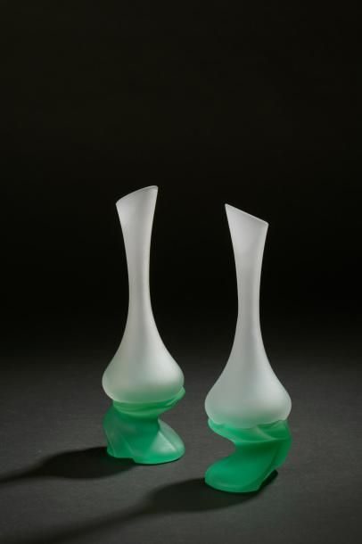 null Deux vases soliflores en cristal givré vert et blanc, la base de forme libre,...