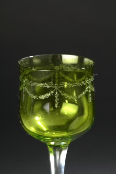 null Suite de six verres à vin en cristal teinté vert et gravé de guirlandes de feuillage...