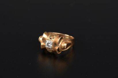 null Bague nœud en or jaune 18K, l'agrafe centrale sertie à points d'un diamant demi...