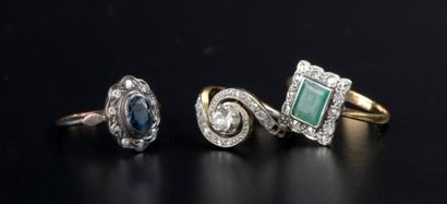 null Trois petites bagues en or 18K, serties de diamants, saphir ou émeraude.

Doigt...