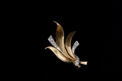 null Broche gerbe à trois longues feuilles striées en or jaune 18K attachées par...