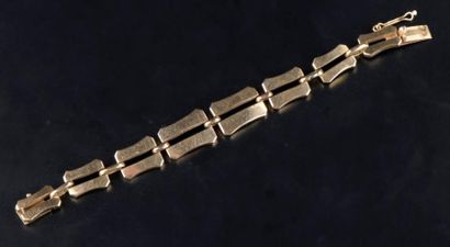 null Bracelet en or jaune 18K à mailles rectangulaires fendues articulées entre elles...