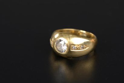 null Bague jonc en or jaune 18K sertie clos d'un diamant demi taille d'environ 0,8...