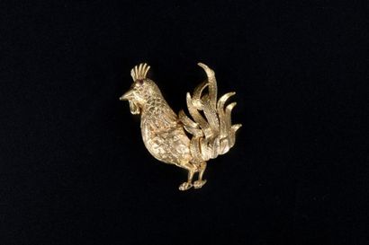 null Broche coq en or jaune 18K, l'œil formé d'une pierre rouge.

Haut. : 4,2 cm...