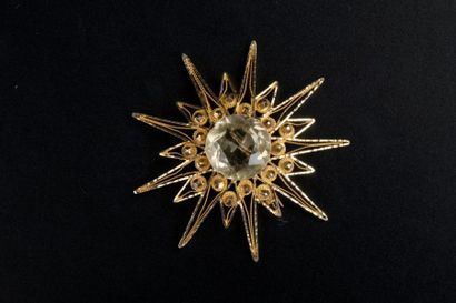 null Broche soleil en or jaune 18K filigrané griffé d'une citrine en son milieu.
Diam....