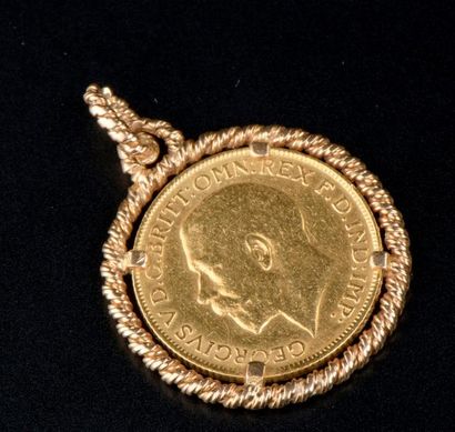 null Pièce en or jaune à l'effigie du souverain George V datée 1911 sertie en pendentif...