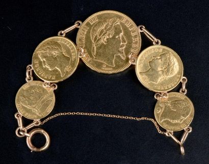 null Bracelet en or jaune 18K formé de cinq pièces d'or attachées par des maillons...