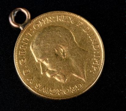 null Pendentif retenant un demi-souverain en or jaune au profil de George V daté...