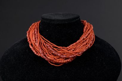 null Collier à vingt-trois rangs de perles de corail rouge de différentes tailles....