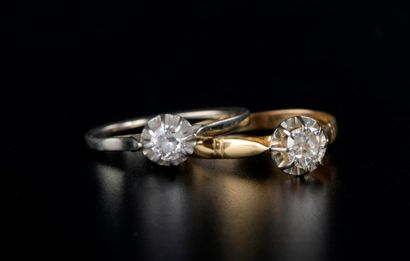 null Deux bagues solitaires, l'une en or jaune 18K griffée d'un diamant taille ancienne,...