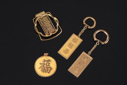 null Ensemble en or jaune 18K comprenant deux porte-clés et un pendentif dégagés...