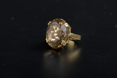 null Bague en or jaune 18K sertie d'un quartz fumé ovale.

Vers 1970.

Doigt : 46...