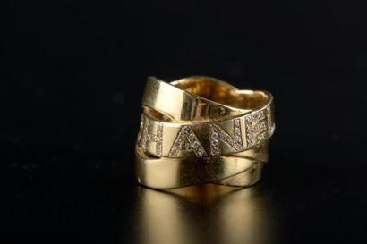 null Bague anneau à trois rubans entrelacés en or jaune 18K, l'un d'eux aux lettres...