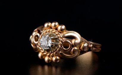 null Petite bague en or jaune 18K le chaton ajouré à décor de demi-perles est serti...